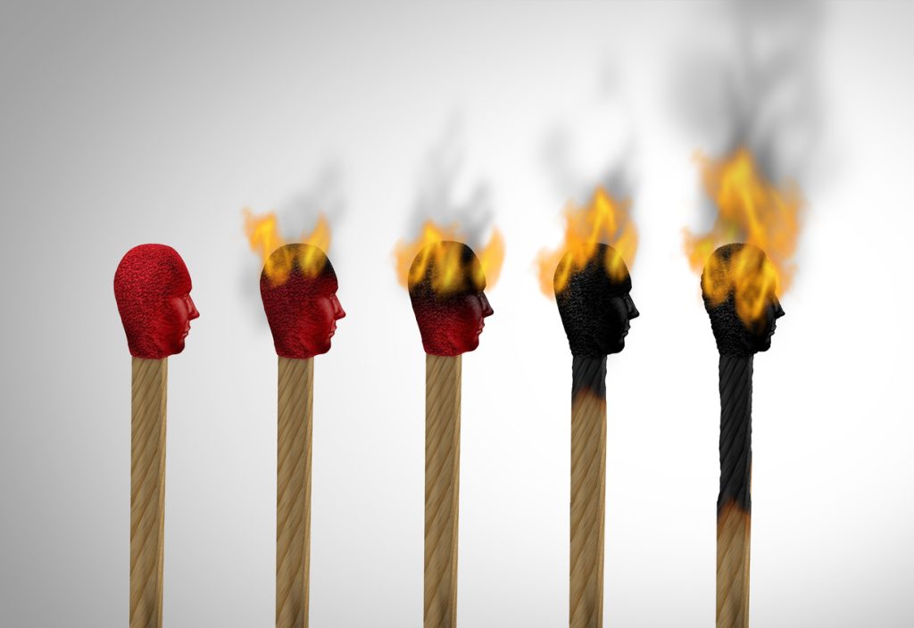fosforos queimados a simular um burnout de uma pessoa